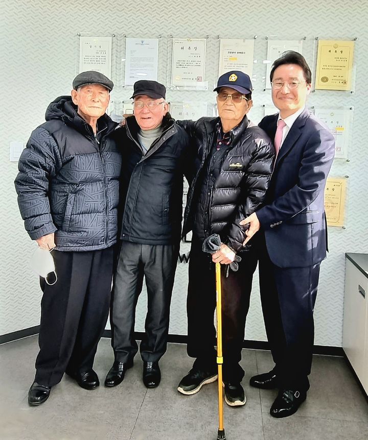[대구=뉴시스] 왼쪽부터 박태승, 故 장병율, 장성곤 어르신과 하경환 변호사. (사진 하경환 변호사 제공) 2026.06.23. photo@newsis.com *재판매 및 DB 금지