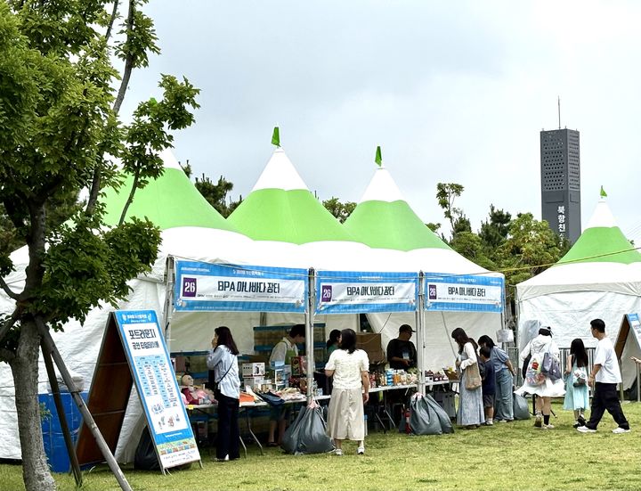 [부산=뉴시스] 2026 부산항축제 아나바다 장터 현장. (사진=BPA 제공) 2026.06.23. photo@newsis.com *재판매 및 DB 금지