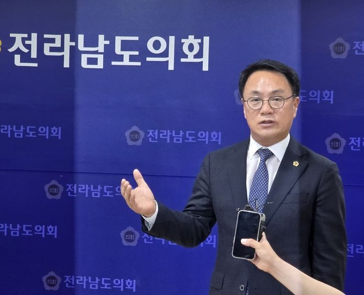 [무안=뉴시스] 구용희 기자 = 전남광주통합특별시의회 초대 의장 민주당 후보로 선출된 송형곤 당선인이 23일 전남도의회 브리핑룸에서 당선 소감을 밝히고 있다. 2026.06.23. persevere9@newsis.com *재판매 및 DB 금지