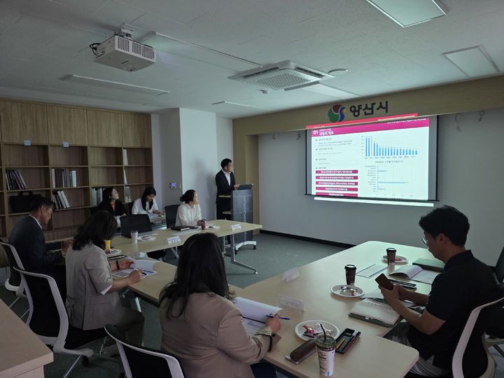 [양산=뉴시스] 경남 양산시 관내에 산재한 비지정 건조물 문화유산의 학술조사 용역 착수보고회를 하고 있다. (사진=양산시 제공) 2026.06.23. photo@newsis.com *재판매 및 DB 금지