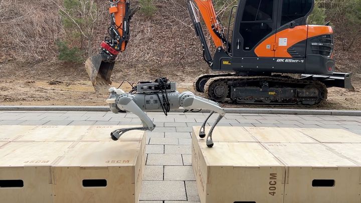 [천안=뉴시스] 한국기술교육대학교 컴퓨터공학부 한연희 교수 연구팀의 사족보행 로봇 '파쿠르(Parkour)'가 간격을 뛰어 넘고 있다.(사진=한국기술교육대학교). 2026.06.23. photo@newsis.com. *재판매 및 DB 금지