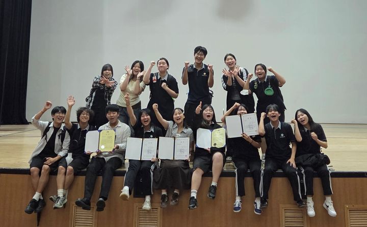 [제주=뉴시스] 지난 14일부터 22일 ㈔한국연극협회 제주도지회가 제주학생문화원 대극장에서 개최한 '제29회 제주청소년연극제 및 제30회 대한민국청소년연극제 제주예선대회'에서 작품 '고요속의 외침'으로 최우수상을 수상한 제주중앙고등학교 학생들이 기념사진을 촬영하고 있다. (사진=한국연극협회 제주도지회 제공) 2026.06.23. photo@newsis.com *재판매 및 DB 금지