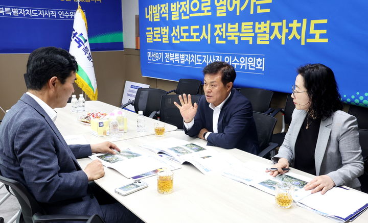 [정읍=뉴시스] 23일 이학수 정읍시장(가운데)이 이원택 전북도지사 당선인(왼쪽)을 만나 민선 9기 시정 현안 중점사업을 설명하고 있다. *재판매 및 DB 금지
