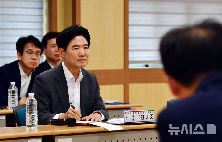 [광주=뉴시스] 맹대환 기자 = 김대중 전남광주통합특별시 교육감 당선인이 23일 오후 광주교육청 시민협치진흥원에서 교직원 노조와 간담회를 하고 있다. 2026.06.23. mdhnews@newsis.com