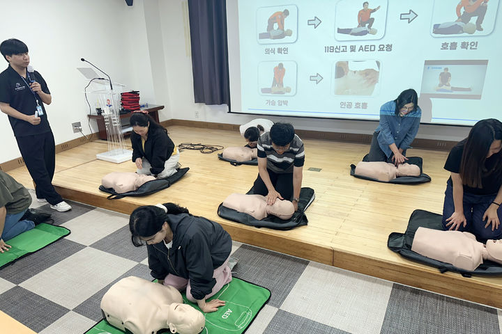[인천=뉴시스] 인천 옹진군 공직자 대상 응급대응 교육. (사진=옹진군 제공) 2026.06.23. photo@newsis.com *재판매 및 DB 금지