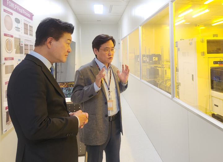 [청주=뉴시스] 신용한(왼쪽) 충북지사 당선인이 23일 청주시 청원구 오창읍 네패스를 찾아 관계자로부터 공정 등에 대한 설명을 듣고 있다. (사진=충북지사직 인수위원회 제공) 2026.06.23. photo@newsis.com *재판매 및 DB 금지