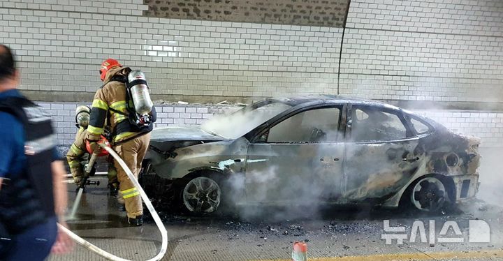 [울진=뉴시스] 23일 오후 1시4분께 경북 울진군 금강송면 쌍전리 금강송2터널에서 봉화 방면으로 향하던 아반떼 차량에서 불이 났다. (사진=경북소방본부 제공) 2026.06.23. photo@newsis.com