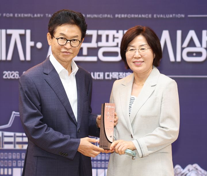 [구미=뉴시스] 김은영(오른쪽) 기획조정실장이 이철우 경북도지사로부터 인증패를 받고 있다. (사진=구미시 제공) 2026.06.23 photo@newsis.com *재판매 및 DB 금지
