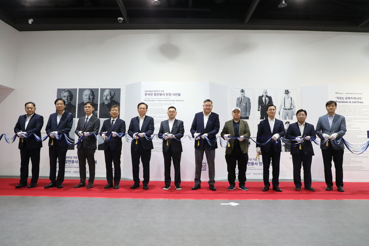 [서울=뉴시스] 구본상 LIG 회장(가운데)과 신익현 LIG 디펜스&에어로스페이스(LIG D&A) 대표(오른쪽 세 번째) 등 주요 관계자들이 서울 용산 전쟁기념관 2층 기획전시실에서 열린 LIG D&A 50주년 기념 한국전 참전용사 헌정 사진전에서 기념 촬영하는 모습. (사진=LIG D&A) 2026.06.23 photo@newsis.com *재판매 및 DB 금지 *재판매 및 DB 금지