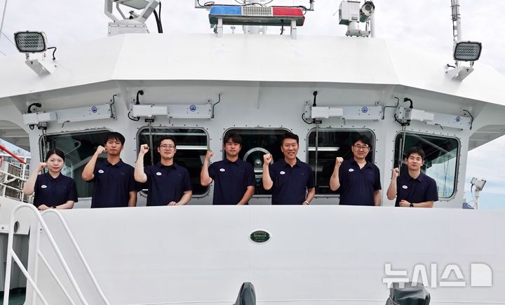 [제주=뉴시스] 오영재 기자 = 제주도 어업지도선 제주해누리호 김명호(오른쪽 세 번째) 선장과 선원들이 지난 10일 제주항 2부두에서 기념 사진을 찍고 있다. 2026.06.24. oyj4343@newsis.com 