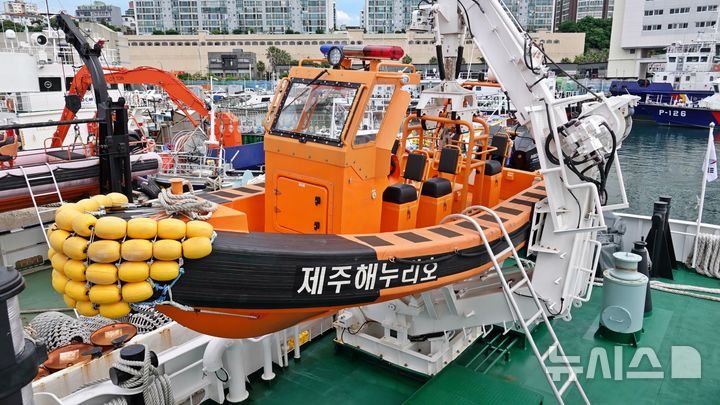[제주=뉴시스] 오영재 기자 = 제주도 어업지도선 제주해누리호에서 어선 검문검색 등에 활용하는 고속 작업정. 2026.06.24. oyj4343@newsis.com 