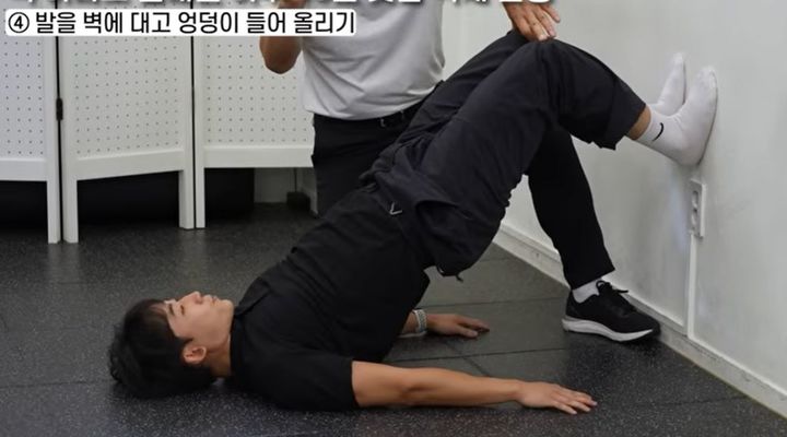 [서울=뉴시스] 볼록 튀어나온 뱃살을 빼기 위해서는 코어 근육을 자극하는 운동이 필요하다. 사진은 왼쪽부터 김병곤 박사가 추천한 4번 운동. (사진=유튜브 '지식한상' 캡처) *재판매 및 DB 금지