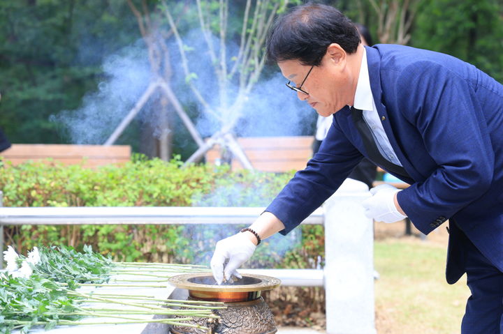 [대구=뉴시스] 대구 수성구는 천을산 서편 육군공병5기 6·25참전기념비에서 참배 행사를 열었다. (사진=대구 수성구 제공) 2026.06.23. photo@newsis.com *재판매 및 DB 금지