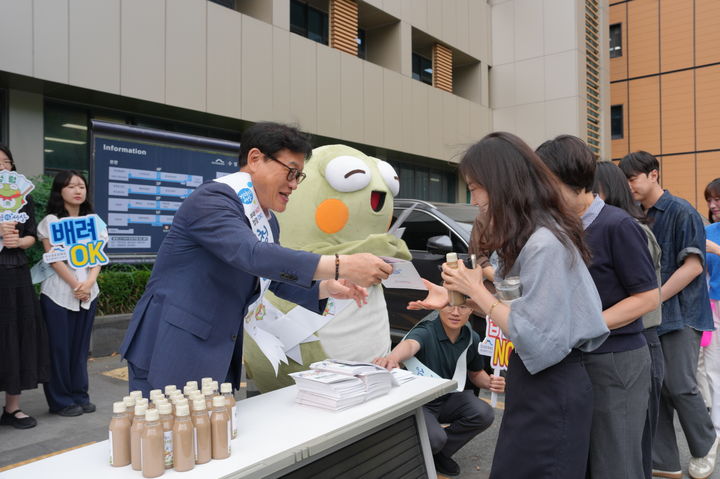 [대구=뉴시스] 대구 수성구는 23일 직원과 방문 민원인을 대상으로 '청렴 데이(DAY)' 출근길 캠페인을 진행했다. (사진=대구시 수성구 제공) 2026.06.23. photo@newsis.com *재판매 및 DB 금지