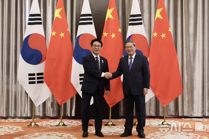 [베이징=뉴시스]김민석 국무총리는 23일 오후 중국 랴오닝성 다롄에서 리창 중국 국무원 총리와 회담을 갖고, 경제·통상·환경·문화 등 한중 간 상호 관심사에 대해 심도 있는 협의를 진행했다. (사진=총리실 제공)