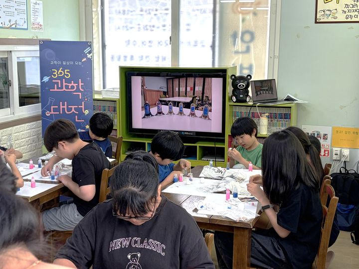 [대전=뉴시스]대전관광공사는 오는 10월 말까지 대전 내 지역아동센터 아동을 대상으로 과학문화 체험 기회를 주기 위해 '2026년 365 과학대전'을 운영한다. 2026. 06. 23 photo@newsis.com *재판매 및 DB 금지