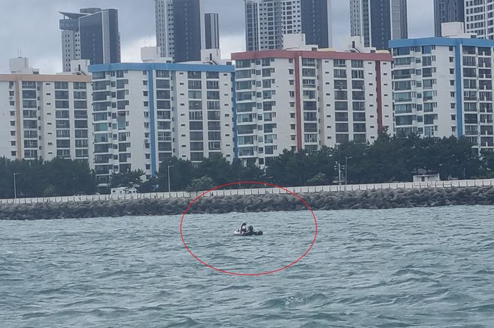 [부산=뉴시스] 23일 오후 부산 광안대교 인근 바다에서 표류하고 있는 소형 고무보트. (사진=부산해경 제공) 2026.06.23. photo@newsis.com *재판매 및 DB 금지