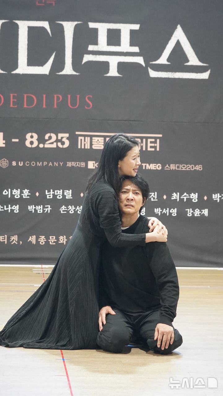 [서울=뉴시스]23일 서울 금천구 리지스튜디오에서 연극 '오이디푸스' 시연회가 열렸다. 배우 최수종과 임강희가 열연하고 있다. (사진=수컴퍼니 제공)