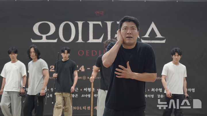 [서울=뉴시스]23일 서울 금천구 리지스튜디오에서 연극 '오이디푸스' 시연회가 열렸다. 배우 양준모가 열연하고 있다. (사진=수컴퍼니 제공) 