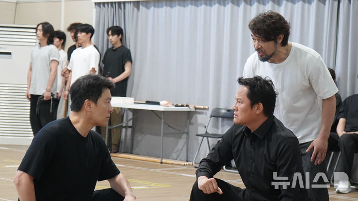 [서울=뉴시스]23일 서울 금천구 리지스튜디오에서 연극 '오이디푸스' 시연회가 열렸다. (사진=수컴퍼니 제공) 