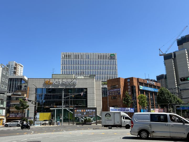 [서울=뉴시스] 윤도영 인턴기자= '서울 동작구 상도동 서울지하철 7호선 장승배기역 사거리 모습. 2026.06.23. photo@newsis.com *재판매 및 DB 금지 *재판매 및 DB 금지