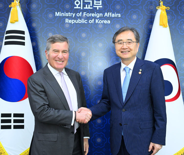 [서울=뉴시스]조현 외교부 장관은 23일 방한 중인 찰스 리브킨 미국 영화협회(MPA) 회장을 면담했다. *재판매 및 DB 금지