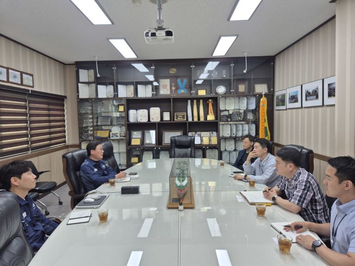 [거제=뉴시스] 신정철 기자= 경남 거제경찰서는 23일 오후 3시, 조선 및 해양플랜트 기자재 전문 중소기업인 ㈜삼녹 회의실에서 최근 거제지역에서 외국인 근로자 34명을 상대로 ‘부동산 불법 중개 및 전세 사기’로 8800만 원을 편취한 피의자를 검거, 구속 송치한 사례를 공유하면서 추가 피해 예방을 위한 간담회를 개최했다.(사진=거제서 제공).2026.06.23. photo@newsis.com *재판매 및 DB 금지