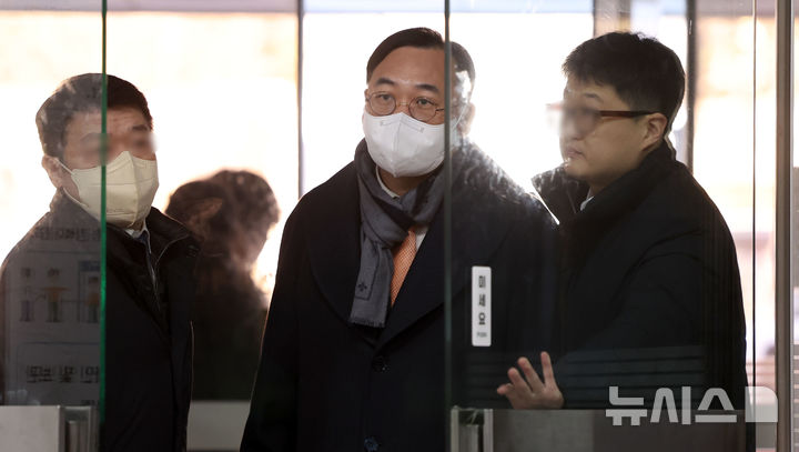 [서울=뉴시스] 대법원이 '백현동 개발사업' 관련 수사를 무마해 주겠다며 금품을 받은 혐의로 2심에서 징역형 집행유예를 받은 총경 출신 곽정기 변호사에 대한 상고심 결론을 오늘 내놓는다. 2023년 12월 22일 서울 서초구 서울중앙지법에서 열린 영장실질심사에 출석하는 곽 변호사. (사진=뉴시스DB). 2026.06.24. photo@newsis.com