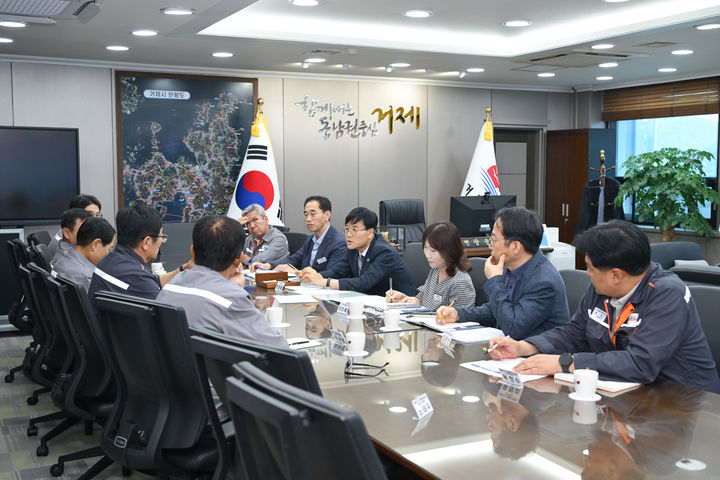 [거제=뉴시스] 신정철 기자= 경남 거제시는 23일 ‘한화오션 사내협력회사 협의회(협의회장 김성구)’와 상견례 및 간담회를 개최하고, 조선업 인력난 해소와 정주 여건 개선을 위한 간담회를 개최했다.사진은 간담회 모습.(사진=거제시 제공).2026.06.23. photo@newsis.com *재판매 및 DB 금지
