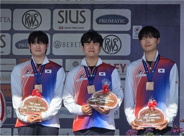 [서울=뉴시스] 2026 국제사격연맹(ISSF) 주니어 세계선수권대회 남자 10ｍ 공기권총 단체전에서 동메달을 따낸 남자 사격 대표팀. (사진=대한사격연맹 제공) 2026.06.23. *재판매 및 DB 금지