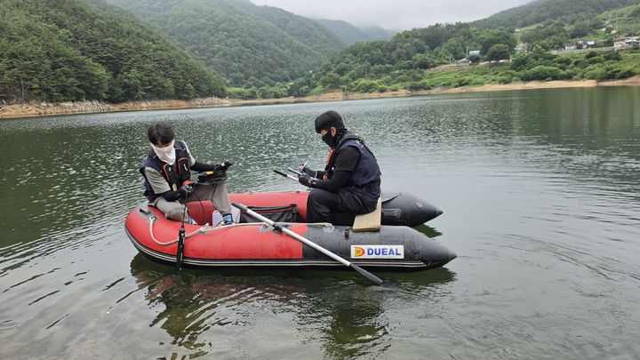 [창원=뉴시스]현장수질조사.(사진=농어촌공사 경남 제공) 2026.06.23. photo@newsis.com *재판매 및 DB 금지