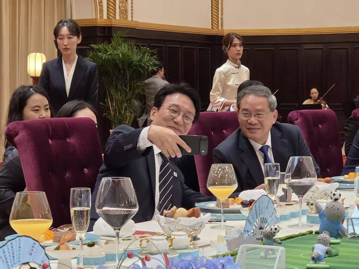 김 총리, 리창 총리와 '셀카'…우호적 분위기 속 친교 다져