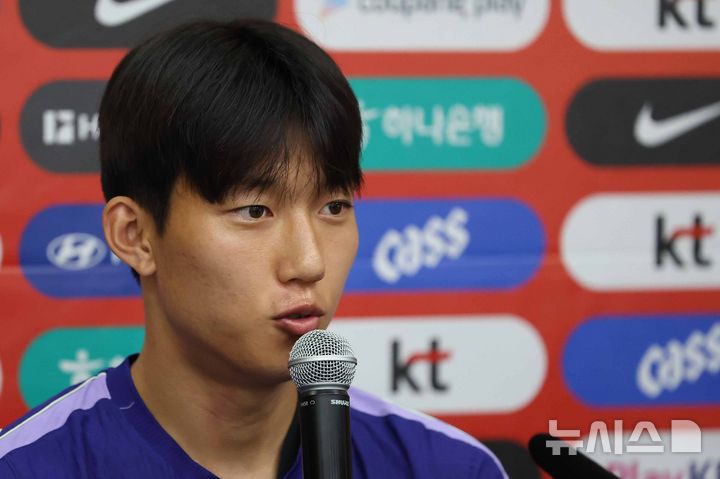 [산니콜라스(멕시코)=뉴시스] 김명년 기자 = 축구 국가대표팀 이한범이 22일(현지 시간) 멕시코 몬테레이 인근 산니콜라스에 위치한 훈련장 에스타디오 우니베르시타리오에서 훈련 전 인터뷰하고 있다. 2026.06.23. kmn@newsis.com
