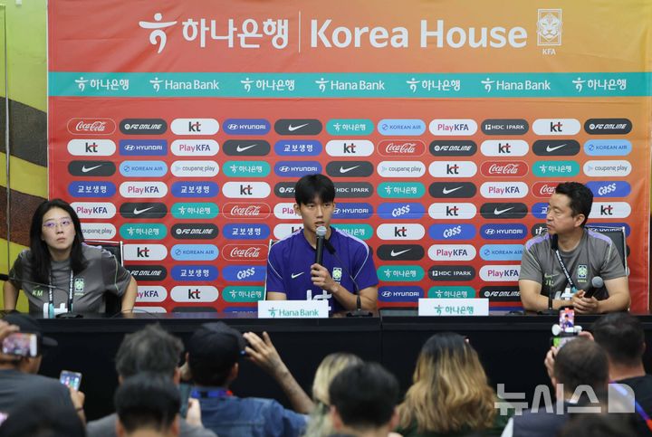 [산니콜라스(멕시코)=뉴시스] 김명년 기자 = 축구 국가대표팀 이한범이 22일(현지 시간) 멕시코 몬테레이 인근 산니콜라스에 위치한 훈련장 에스타디오 우니베르시타리오에서 훈련 전 인터뷰하고 있다. 2026.06.23. kmn@newsis.com