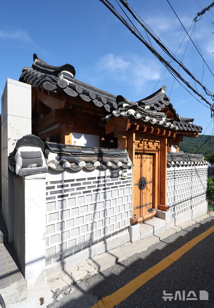 [서울=뉴시스] 김진아 기자 = 한성숙 국무총리 후보자가 여동생에게 서울 종로구 주택 일부를 주변 시세보다 낮은 가격에 임대했다는 의혹이 제기됐다.유영하 국민의힘 의원이 확보한 한 후보자의 '주택 임대 계약서'에 따르면, 그는 4월 지하1층~지상 3층 규모의 서울 종로구 단독주택 중 지하 1층과 지상 1층(총 130.45㎡)을 보증금 1000만 원, 월세 130만원에 여동생에게 빌려주는 임대차 계약을 체결했다. 야권은 해당 임대료가 주변 시세보다 낮은 수준이라고 보고 있다. 사진은 23일 한 후보자의 '헐값 임대' 의혹 관련 건물. 2026.06.23. bluesoda@newsis.com