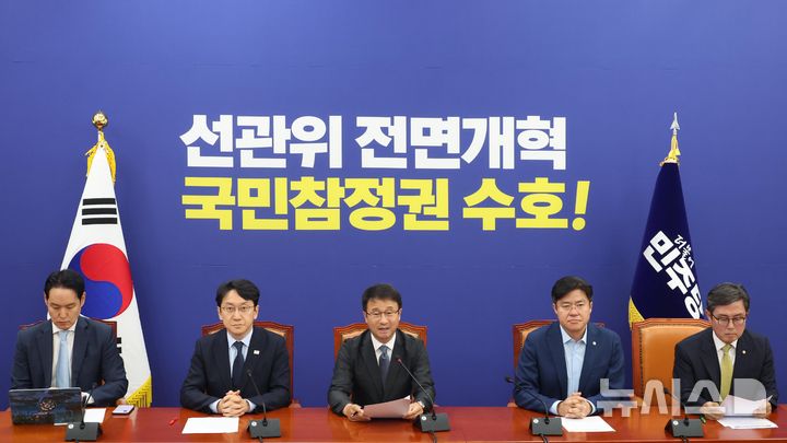 [서울=뉴시스] 조성봉 기자 = 한병도 더불어민주당 원내대표가 23일 오전 서울 여의도 국회에서 열린 원내대책회의에서 발언을 하고 있다. 2026.06.23. suncho21@newsis.com