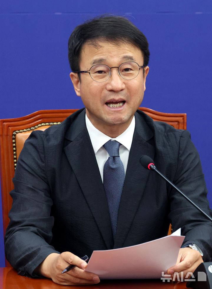 [서울=뉴시스] 조성봉 기자 = 한병도 더불어민주당 원내대표가 지난 23일 오전 서울 여의도 국회에서 열린 원내대책회의에서 발언을 하고 있다. 2026.06.23. suncho21@newsis.com
