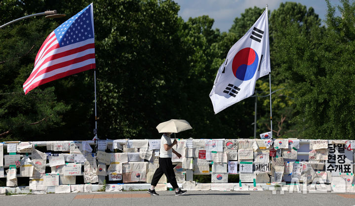 [서울=뉴시스] 홍효식 기자 = 투표용지 부족 사태에 항의하는 개표소 봉쇄 시위가 19일째 이어지고 있는 지난 23일 오전 서울 송파구 올림픽공원 핸드볼경기장 인근 한얼다리에 '부정선거, 재선거' 관련 메시지가 부착돼 있다. 2026.06.23. yesphoto@newsis.com
