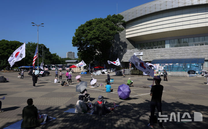 [서울=뉴시스] 홍효식 기자 = 투표용지 부족 사태에 항의하는 개표소 봉쇄 시위가 19일째 이어지고 있는 23일 오전 서울 송파구 올림픽공원 핸드볼경기장 앞에서 참가자들이 "부정선거, 재선거"를 외치고 있다. 2026.06.23. yesphoto@newsis.com