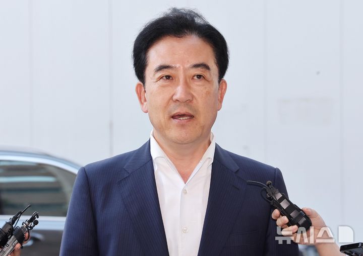[과천=뉴시스] 김금보 기자 = 윤희근 전 경찰청장이 23일 오전 경기 과천시 2차 종합특검 사무실에 피의자 조사를 받기 위해 출석하며 취재진 질문에 답하고 있다. 2026.06.23. kgb@newsis.com