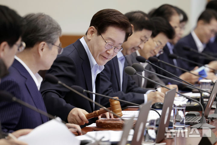 [서울=뉴시스] 최동준 기자 = 이재명 대통령이 23일 청와대에서 열린 국무회의 겸 비상경제점검회의에서 의사봉을 두드리며 개회 선언을 하고 있다. 2026.06.23. photocdj@newsis.com