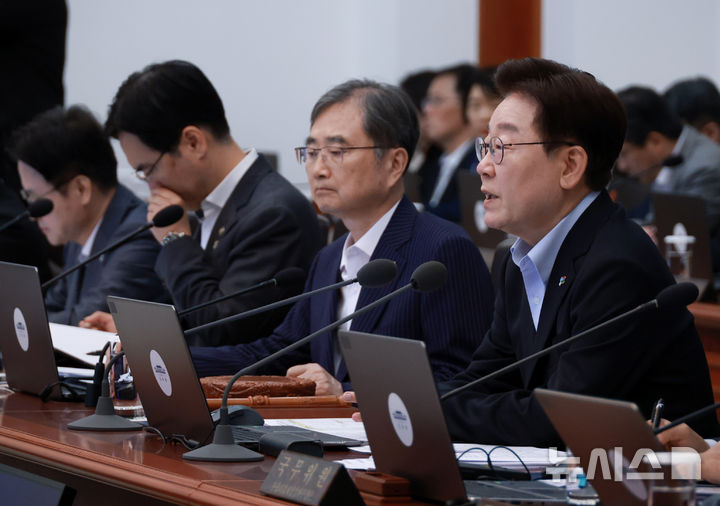 [서울=뉴시스] 최동준 기자 = 이재명 대통령이 23일 청와대에서 열린 국무회의 겸 비상경제점검회의에서 발언하고 있다. 2026.06.23. photocdj@newsis.com