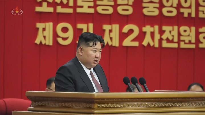 [서울=뉴시스]김정은 북한 국무위원장이 지난 6월 노동당 중앙위원회 전원회의에서 한국의 핵잠수함 건설 움직임을 비난했다고 조선중앙TV가 보도했다. 그러나 라파엘 그로시 국제원자력기구(IAEA) 사무총장은 7일(현지시각) 한국이 핵잠수함 관련 협의 의사를 IAEA 사무국에 공식 통보했다고 밝혔다. (사진=조선중앙TV 캡처) 2026.9.8. photo@newsis.com *재판매 및 DB 금지