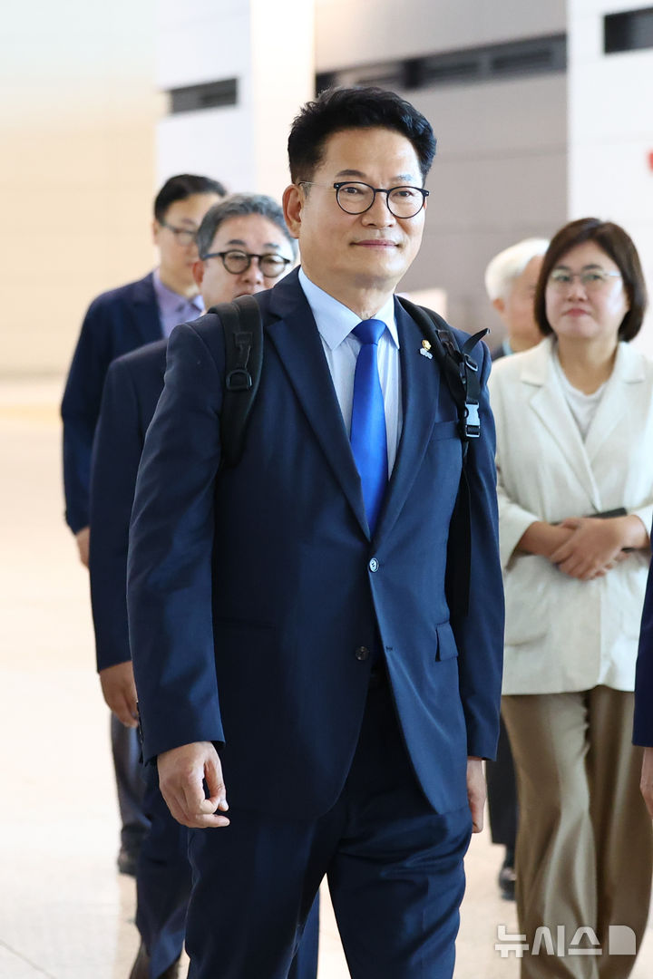 [서울=뉴시스] 황준선 기자 = 송영길 더불어민주당 의원이 23일 인천국제공항 제2터미널을 통해 미국으로 출국하고 있다. 송 의원은 이날 국회의장 특사 자격으로 출국해 미국 민주당 하원 원내대표 등을 만날 예정이다. 2026.06.23. hwang@newsis.com