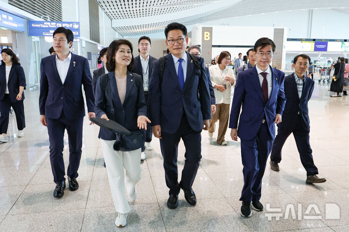 [서울=뉴시스] 황준선 기자 = 송영길 더불어민주당 의원이 23일 인천국제공항 제2터미널을 통해 미국으로 출국하고 있다. 송 의원은 이날 국회의장 특사 자격으로 출국해 미국 민주당 하원 원내대표 등을 만날 예정이다. 2026.06.23. hwang@newsis.com