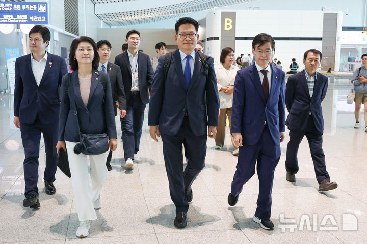 [서울=뉴시스] 황준선 기자 = 송영길 더불어민주당 의원이 23일 인천국제공항 제2터미널을 통해 미국으로 출국하고 있다. 송 의원은 이날 국회의장 특사 자격으로 출국해 미국 민주당 하원 원내대표 등을 만날 예정이다. 2026.06.23. hwang@newsis.com