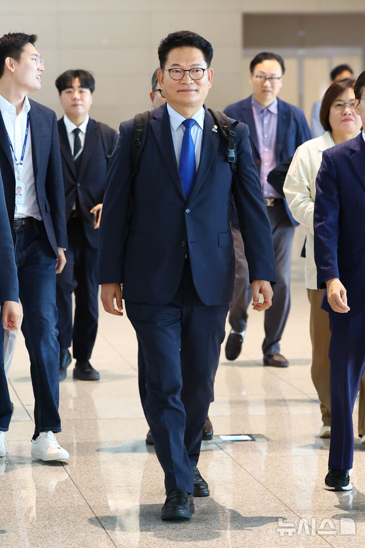 [서울=뉴시스] 황준선 기자 = 송영길 더불어민주당 의원이 23일 인천국제공항 제2터미널을 통해 미국으로 출국하고 있다. 송 의원은 이날 국회의장 특사 자격으로 출국해 미국 민주당 하원 원내대표 등을 만날 예정이다. 2026.06.23. hwang@newsis.com