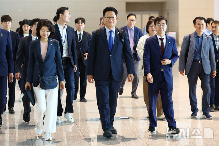 [서울=뉴시스] 황준선 기자 = 송영길 더불어민주당 의원이 23일 인천국제공항 제2터미널을 통해 미국으로 출국하고 있다. 송 의원은 이날 국회의장 특사 자격으로 출국해 미국 민주당 하원 원내대표 등을 만날 예정이다. 2026.06.23. hwang@newsis.com