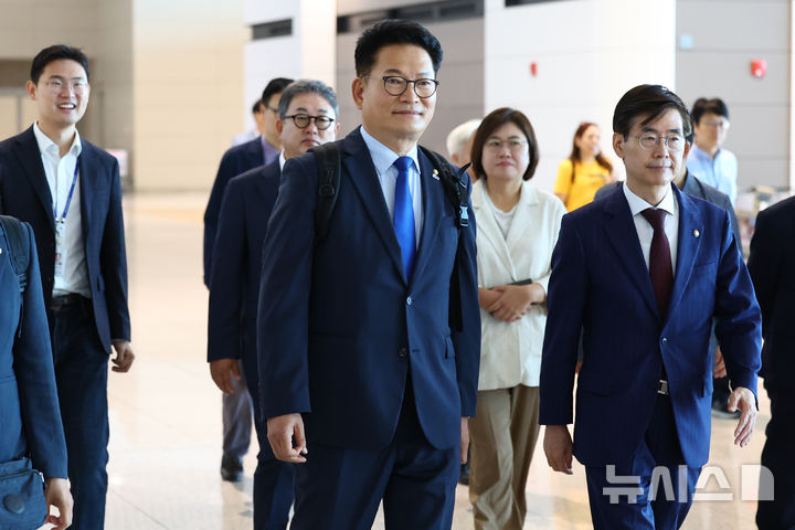[서울=뉴시스] 황준선 기자 = 송영길 더불어민주당 의원이 23일 인천국제공항 제2터미널을 통해 미국으로 출국하고 있다. 송 의원은 이날 국회의장 특사 자격으로 출국해 미국 민주당 하원 원내대표 등을 만날 예정이다. 2026.06.23. hwang@newsis.com