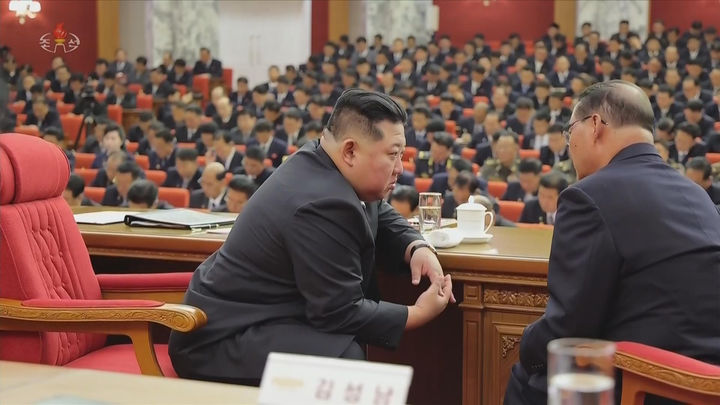 대화 나누는 북한 김정은